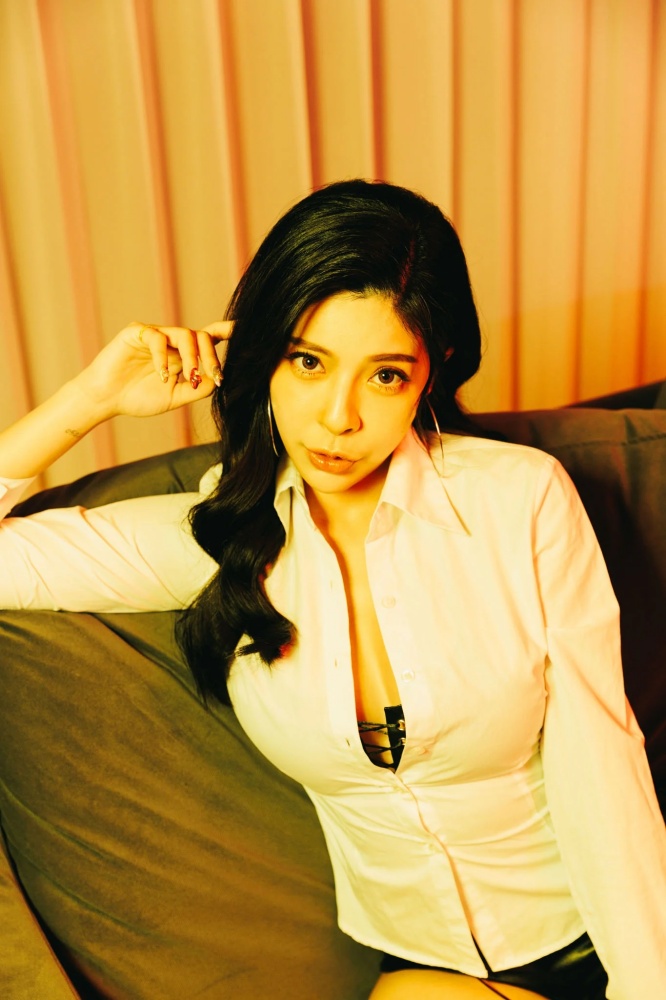 爆紅格鬥賽舉牌女郎 Anna 安安重磅加入 SWAG 平台：只做自己想做的！