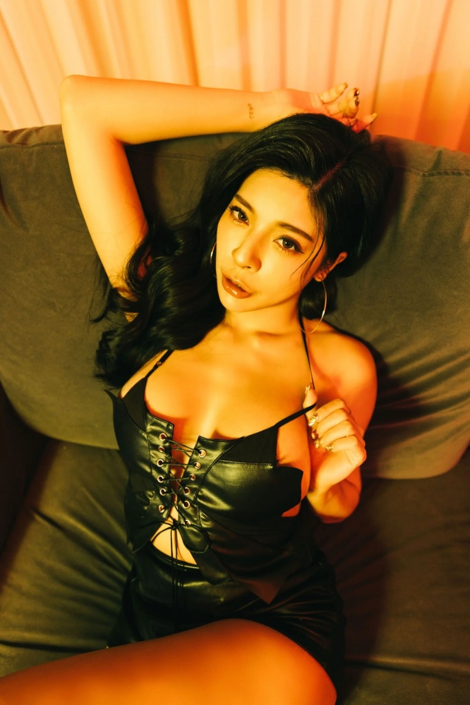 爆紅格鬥賽舉牌女郎 Anna