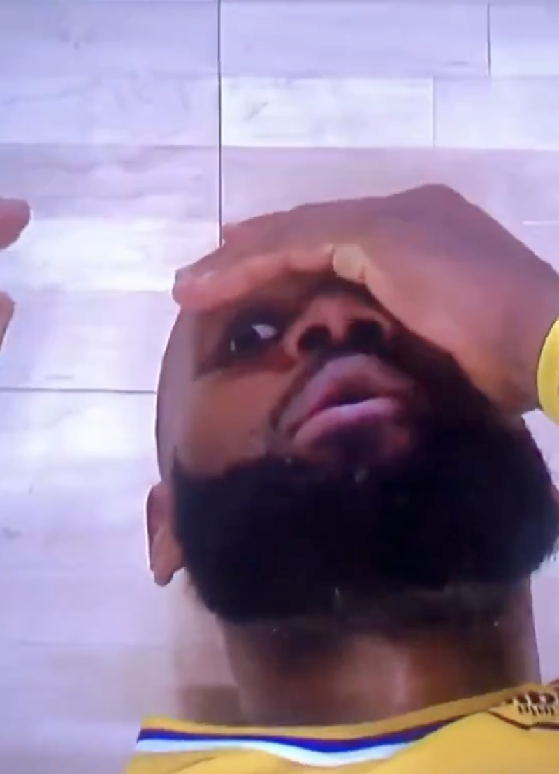 LeBron James 痛苦倒地摀臉不忘「偷看」裁判