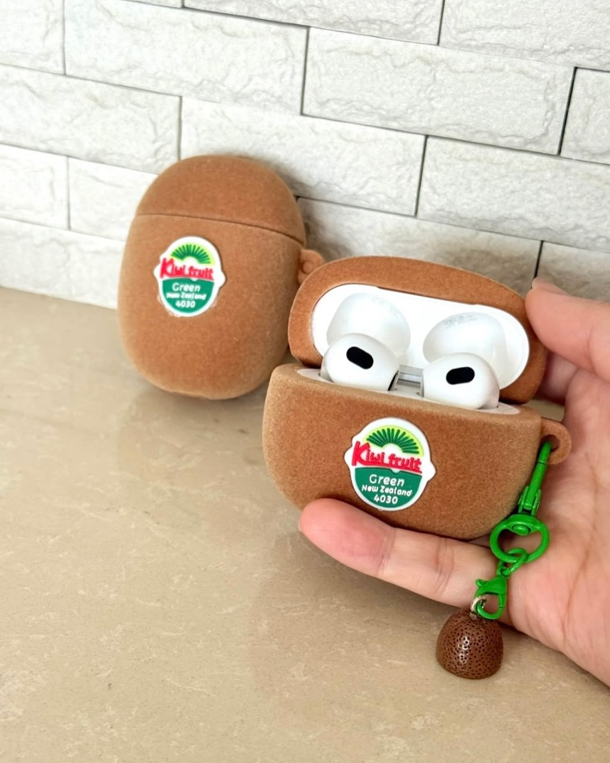 不是 AI 生成！造型超逼真的「麥當勞紙袋、餃子、金魚 AirPods 保護殼」，網友：想全包！