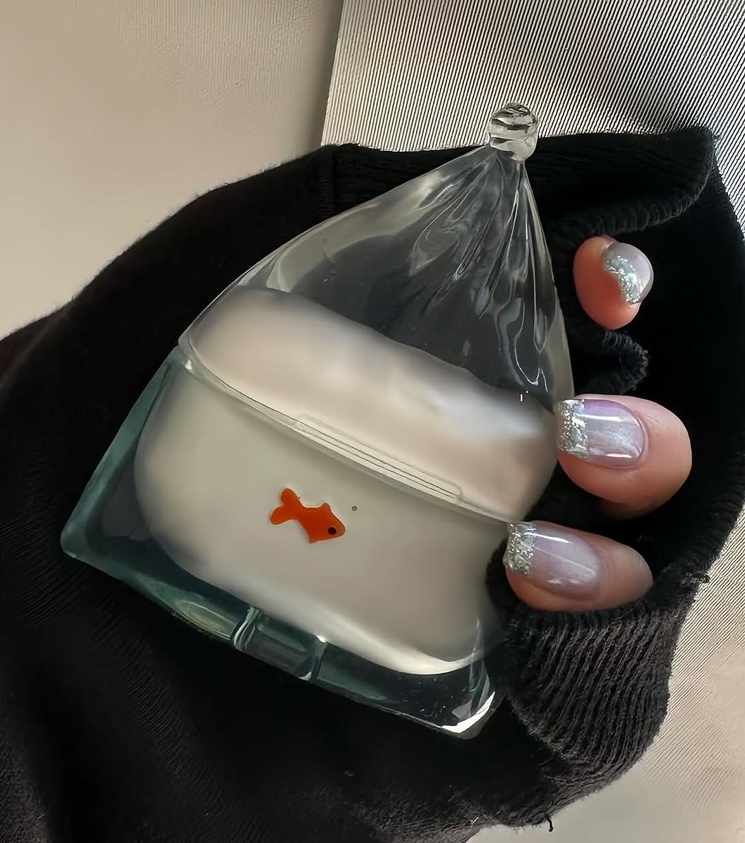不是 AI 生成！造型超逼真的「麥當勞紙袋、餃子、金魚 AirPods 保護殼」，網友：想全包！