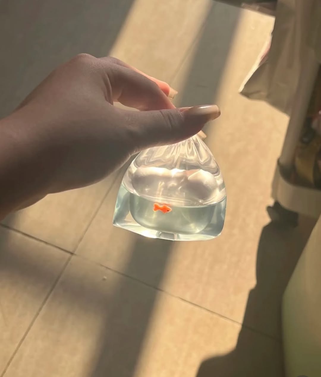 不是 AI 生成！造型超逼真的「麥當勞紙袋、餃子、金魚 AirPods 保護殼」，網友：想全包！