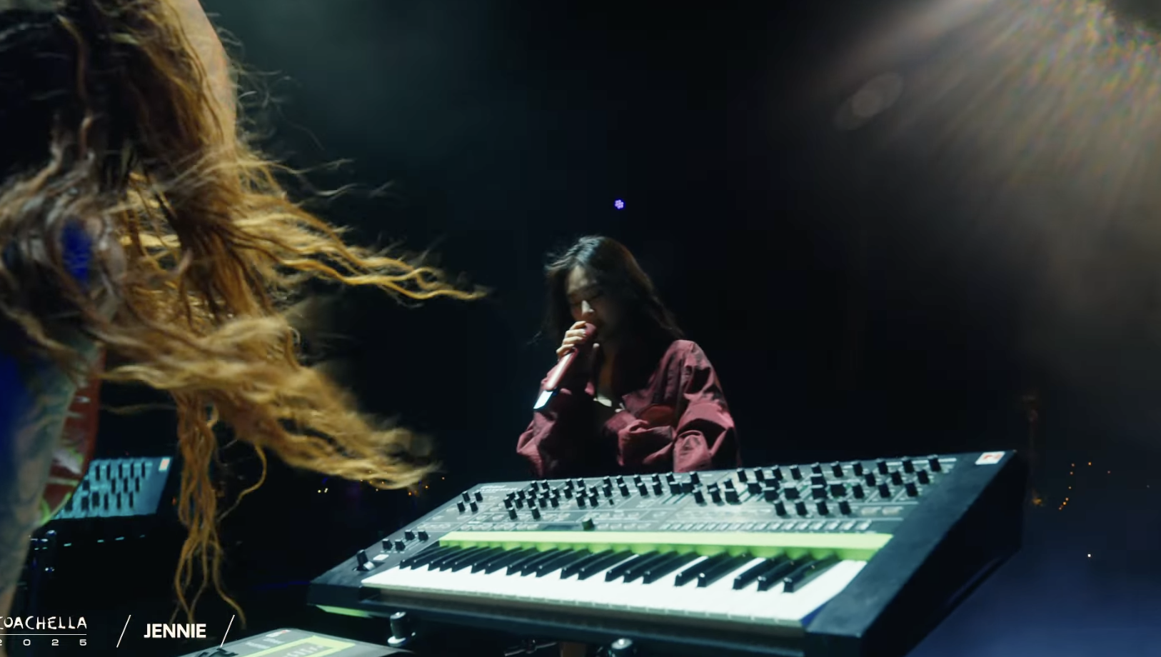 相愛證據加一？！Lisa 被捕捉到手機桌布是 LVMH 三公子 Frédéric Arnault！