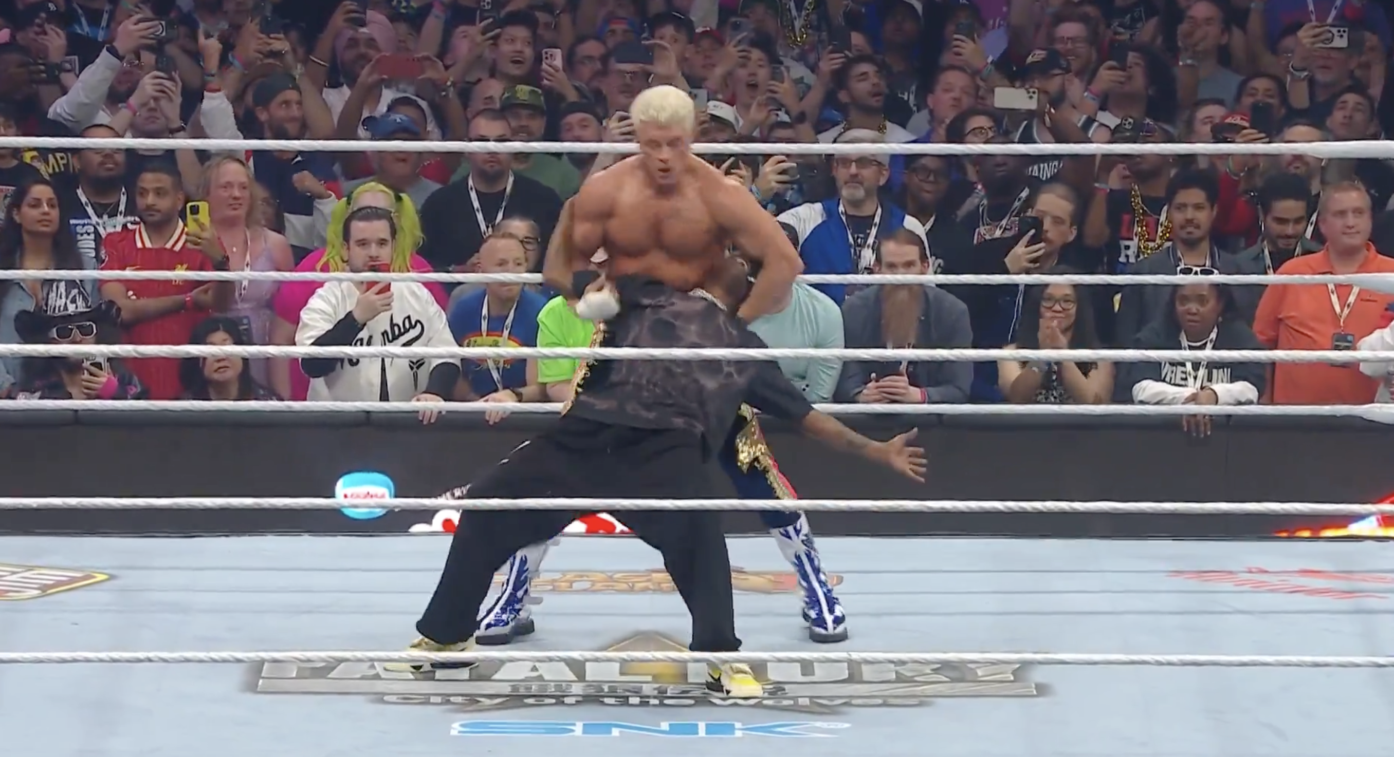 沒想到老哥也有這天！Travis Scott 被 Cody  Rhodes 摔爆躺平在地！