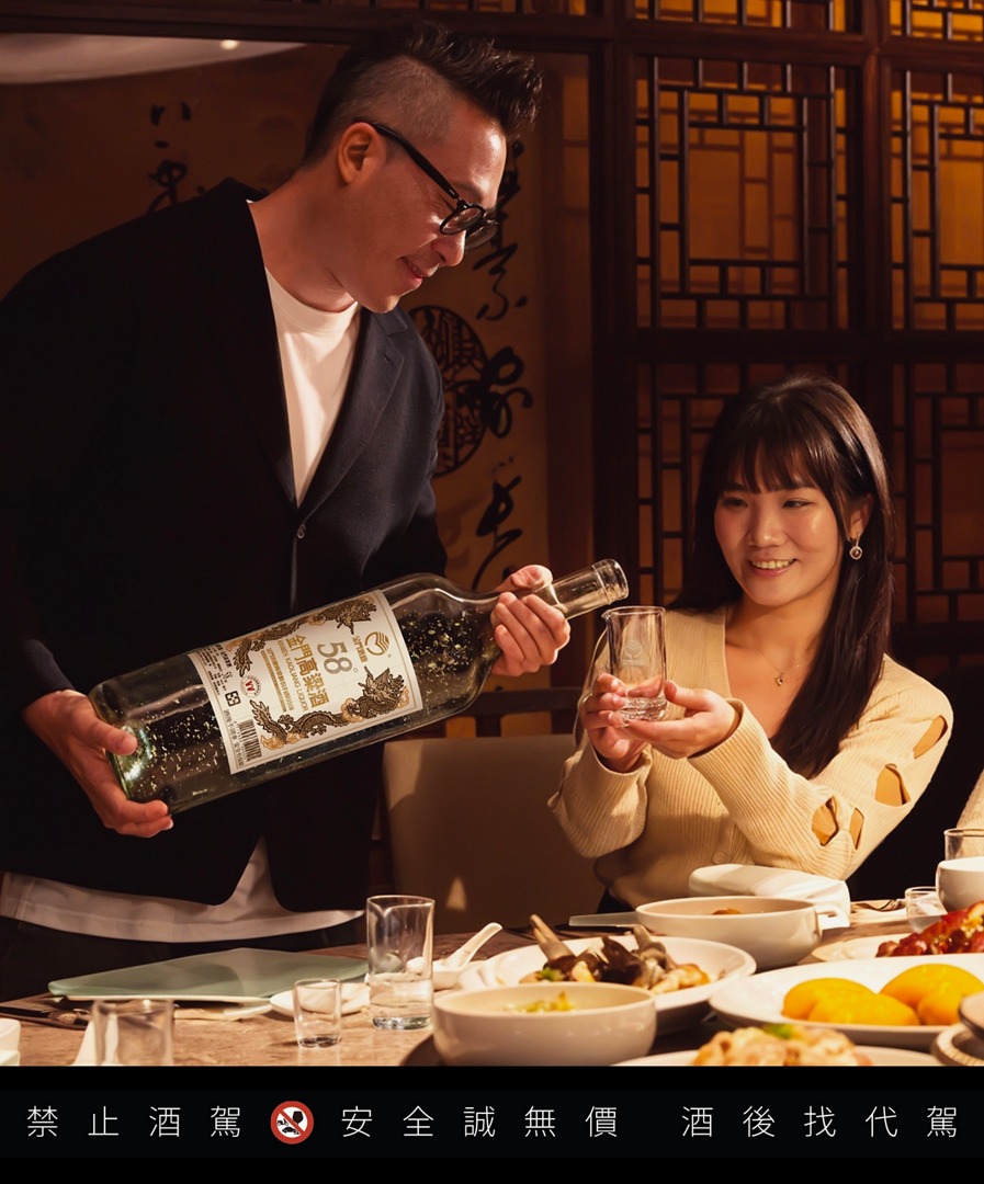 5.1L金門高粱酒(金箔版)精選世界金獎特A白金龍細膩酒體,搭配瓶中飄動的金箔打造品飲儀式感。