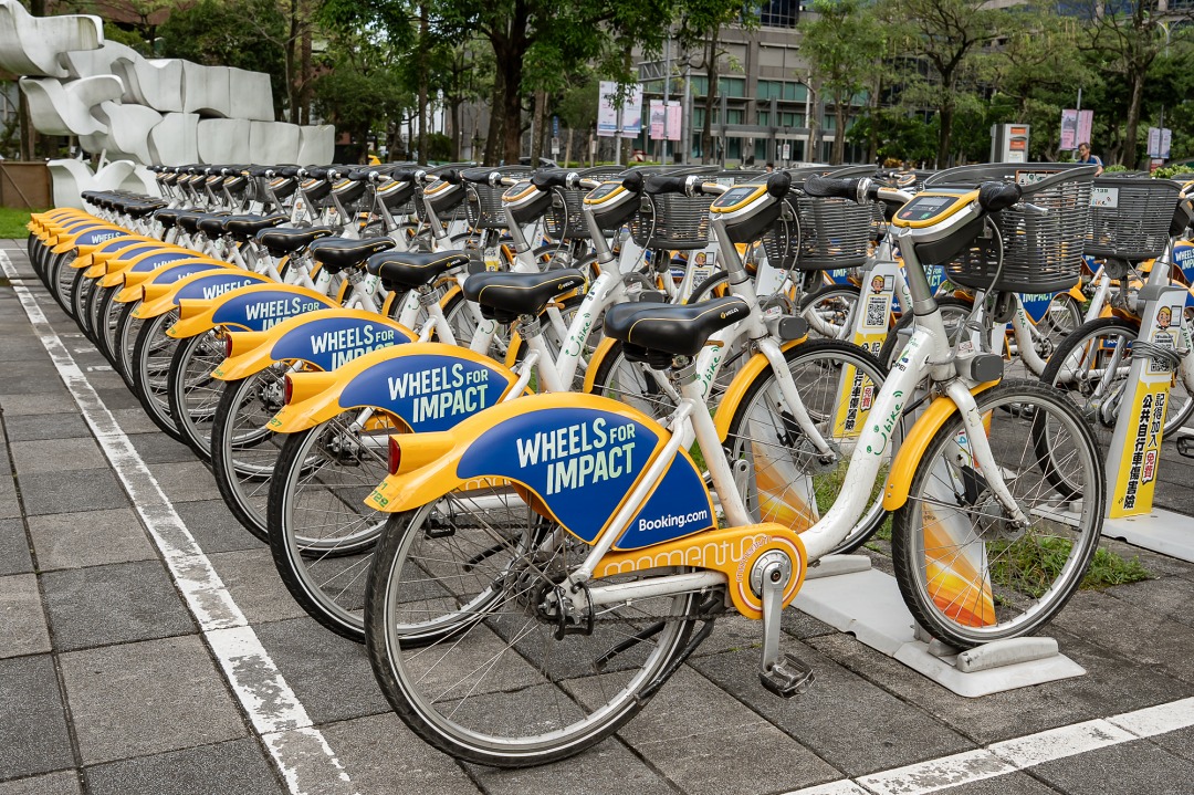 Booking.com 攜手 YouBike 推出 Wheels For Impact 計畫,騎乘就抽永續旅宿住宿券 。圖片來源:Booking.com