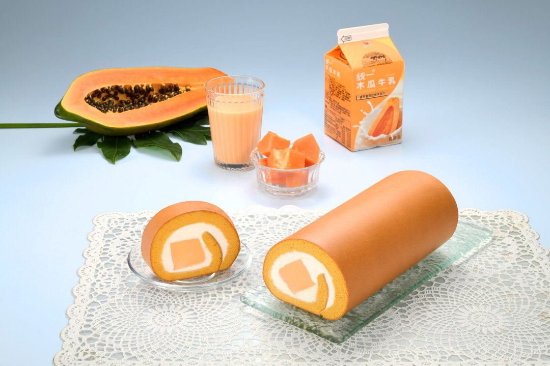 亞尼克生乳捲週年慶強強聯手國民飲品-統一木瓜牛乳，推出全新木瓜牛乳生乳捲，打造乳香新浪潮，售價420元