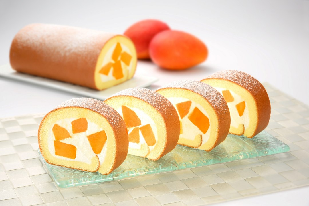 亞尼克新鮮芒果生乳捲指定使用屏東枋山盧家芒果，招牌北海道奶霜捲進金黃寶石的盛夏好滋味，售價565元