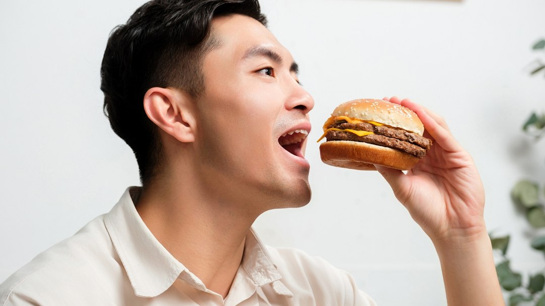 麥當勞全新「OREO花生冰炫風」要吃！搭配微辣肯瓊醬神級「辣味雙層牛肉堡」就是涮嘴！