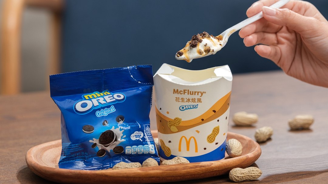 「OREO花生冰炫風」以經典奶香冰淇淋為基底，加入在地台南14號落花生所製成的濃郁花生醬，再撒上OREO巧克力餅乾碎片，濃郁花生香與酥脆口感，鹹甜交織創造夏日新風味。