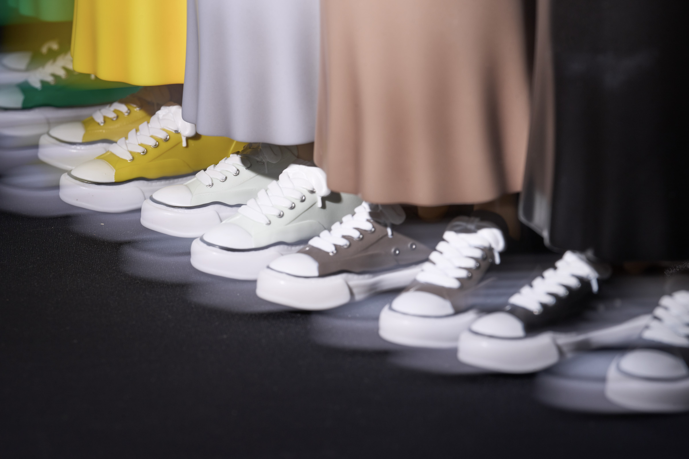 買不起鞋，不如買這個？Maison MIHARA YASUHIRO 聯名軟膠玩具登場