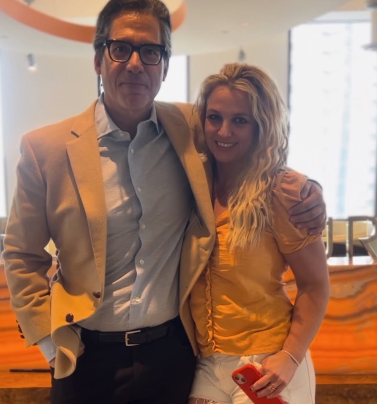 小甜甜布蘭妮再爆爭議！飛機上吸菸遭警方約談　怒嗆空姐羞辱人