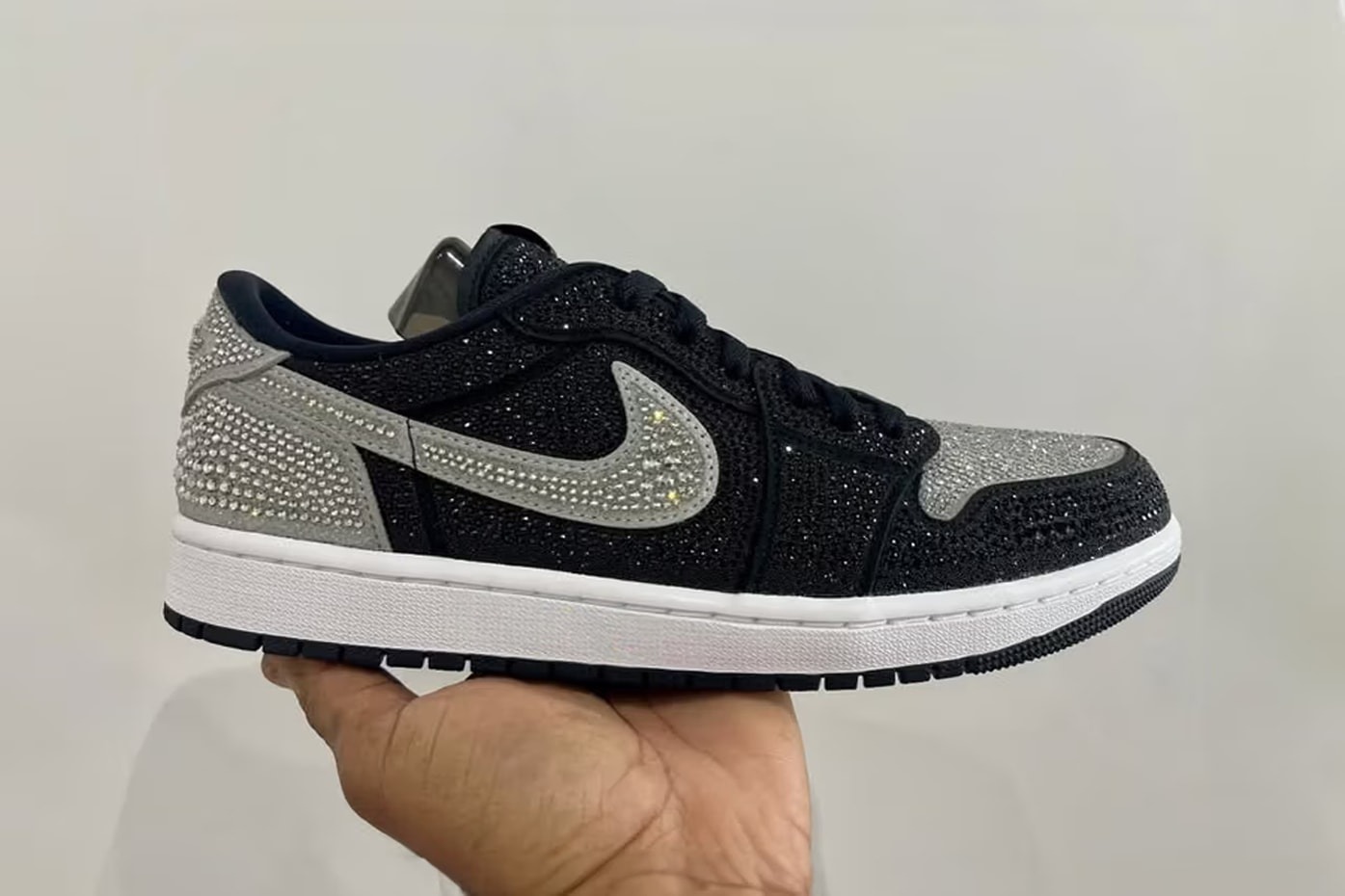 「定價就是炒價？」施華洛世奇 x Air Jordan 1 Low 全水鑽聯名鞋款曝光
