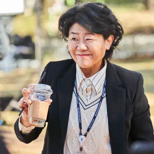55 歲「最強綠葉」李姃垠嗨跳〈 like JENNIE 〉！俐落舞技嚇壞劉在錫，學舞竟是為了預防失智症！
