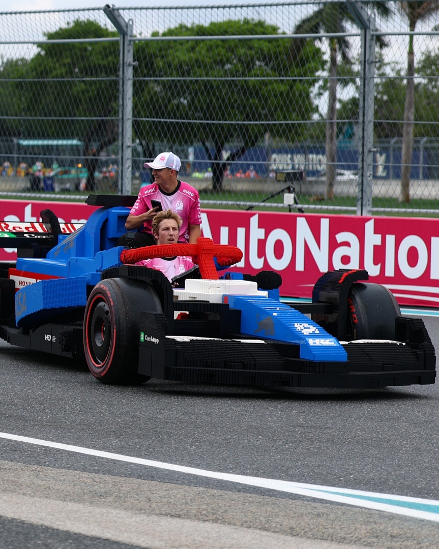 F1 邁阿密大獎賽驚現 1:1 樂高賽車！20 位現役車手試駕實測，F1 賽道變碰碰車遊樂場