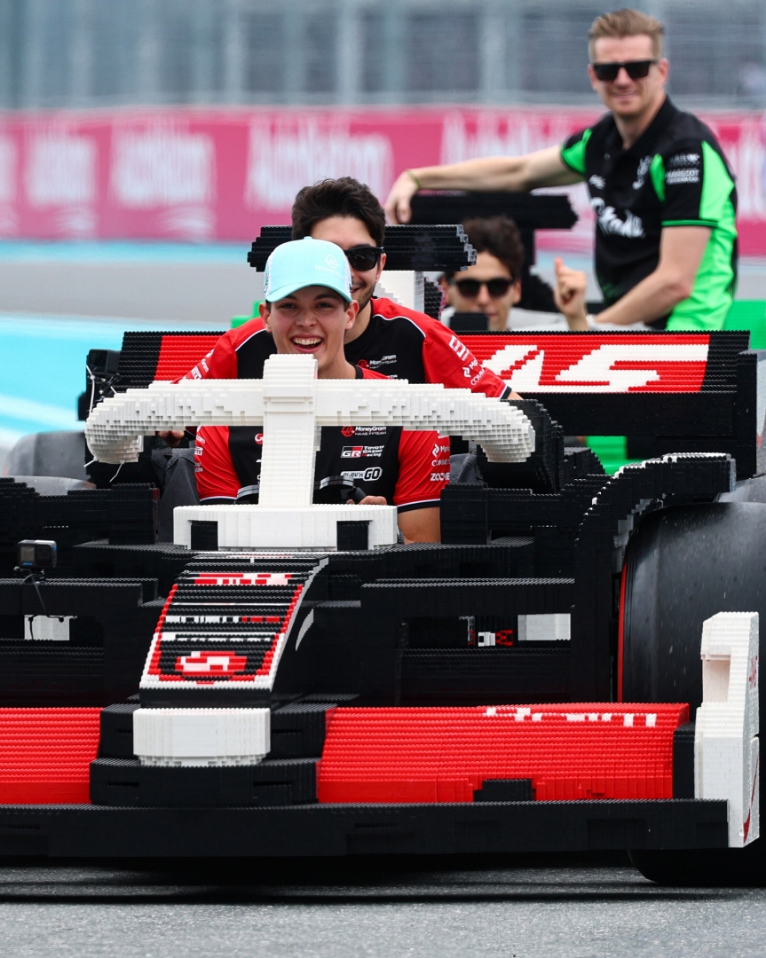F1 邁阿密大獎賽驚現 1:1 樂高賽車！20 位現役車手試駕實測，F1 賽道變碰碰車遊樂場