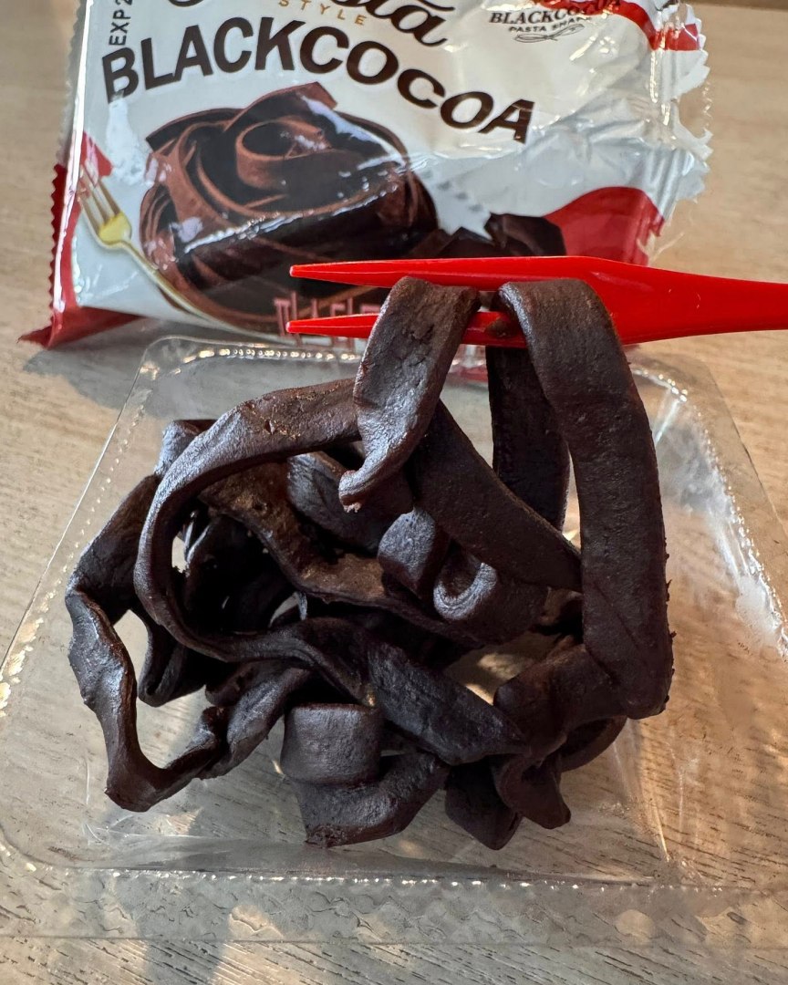 超商獵奇新品+1「義大利麵巧克力」網友傻眼：又一個引發食物戰爭的邪教