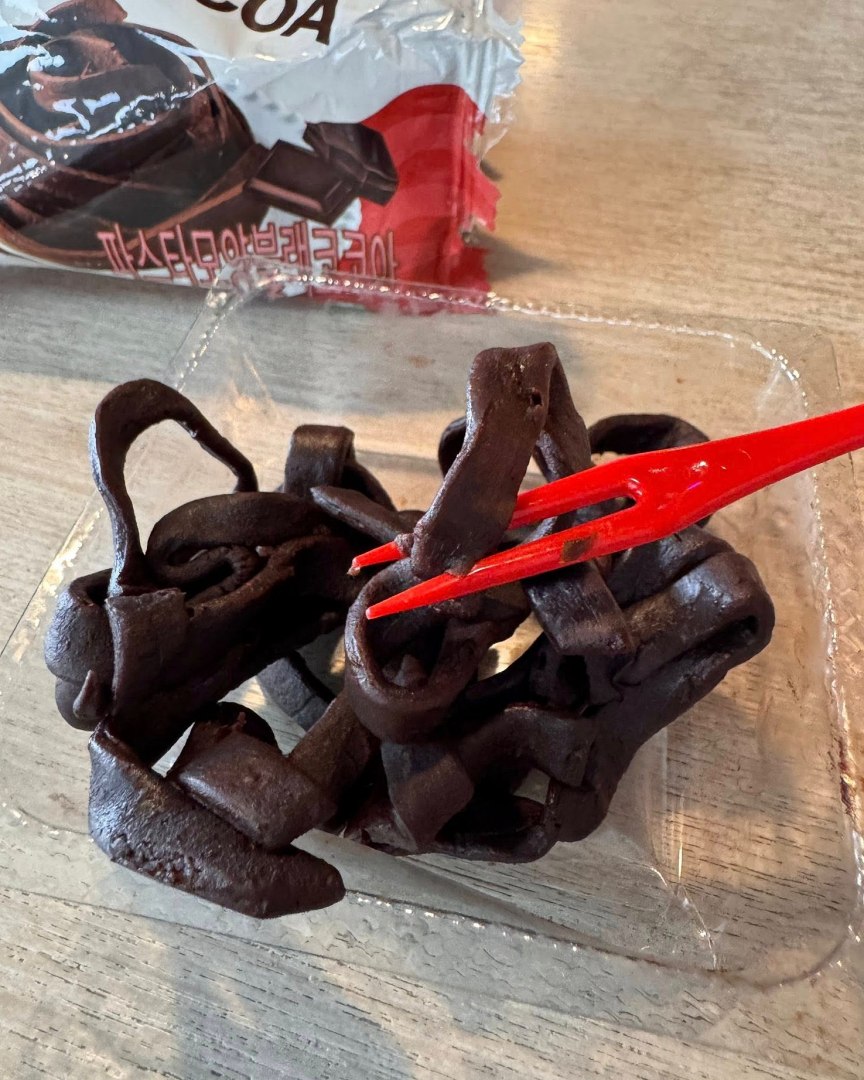 超商獵奇新品+1「義大利麵巧克力」網友傻眼：又一個引發食物戰爭的邪教