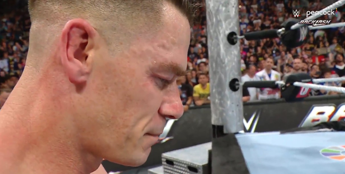 與老對手毒蛇 Randy Orton 的最後一戰！全場觀眾高喊：「謝謝 Cena！」讓他忍不住淚灑當場