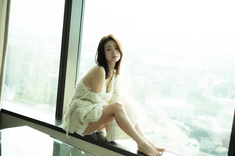 幸福人妻小露性感！上戶彩時隔近 15 年推出寫真集《Midday Reverie》，在台取景驚艷粉絲！