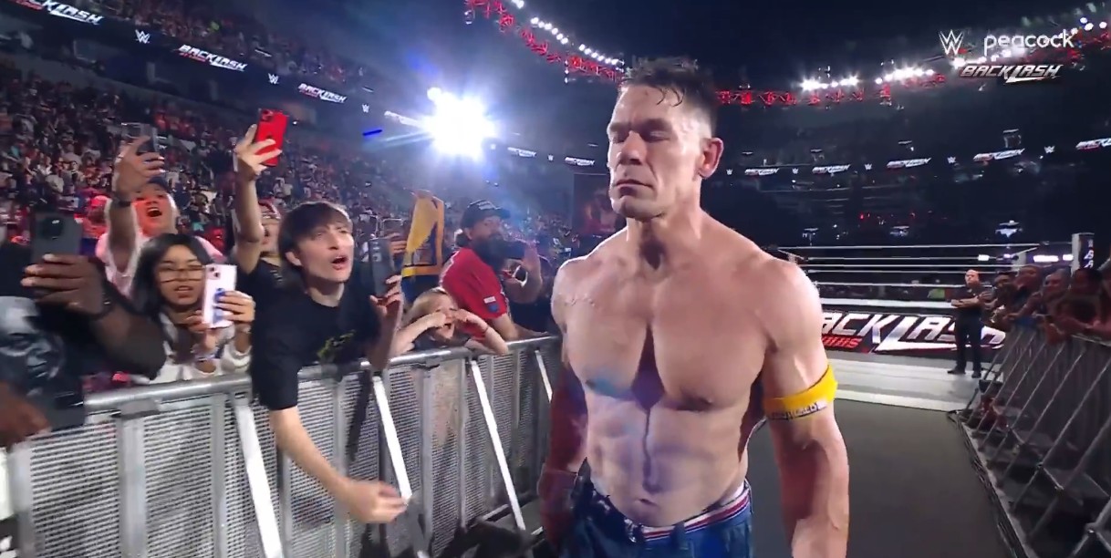 與老對手毒蛇 Randy Orton 的最後一戰！全場觀眾高喊：「謝謝 Cena！」讓他忍不住淚灑當場
