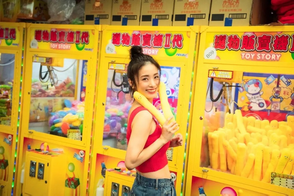 幸福人妻小露性感！上戶彩時隔近 15 年推出寫真集《Midday Reverie》，在台取景驚艷粉絲！