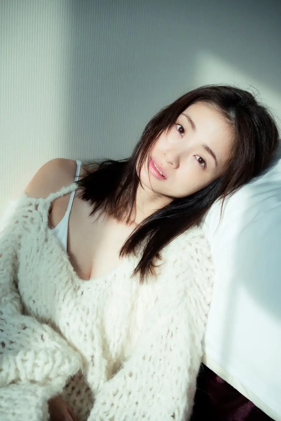 幸福人妻小露性感！上戶彩時隔近 15 年推出寫真集《Midday Reverie》，在台取景驚艷粉絲！