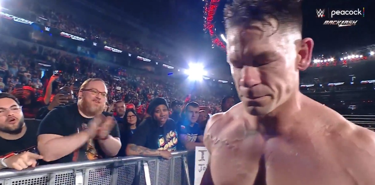 與老對手毒蛇 Randy Orton 的最後一戰！全場觀眾高喊：「謝謝 Cena！」讓他忍不住淚灑當場