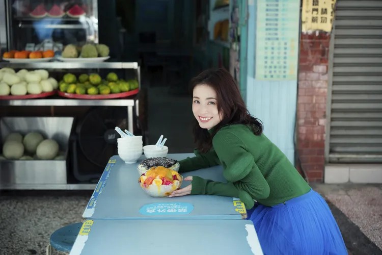 幸福人妻小露性感！上戶彩時隔近 15 年推出寫真集《Midday Reverie》，在台取景驚艷粉絲！