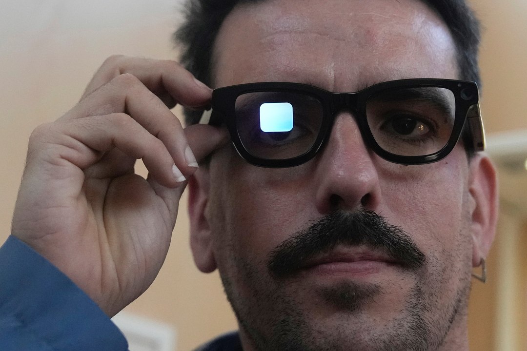 Michael Mcloughlin, of El Confidencial, gets a demonstration of Gemini on Android XR glasses at a Google I/O event in Mountain View, Calif., Tuesday, May 20, 2025. (AP Photo/Jeff Chiu)