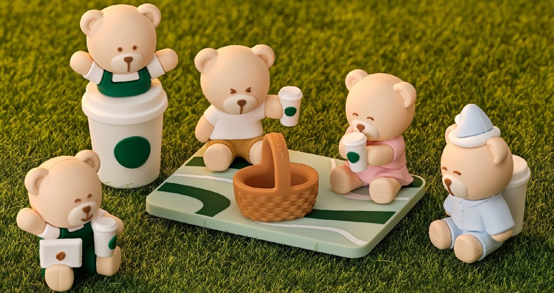 星巴克超人氣熊夥伴Bearista夏日驚喜登場，這次以5款戶外活動結合咖啡造型公仔出場