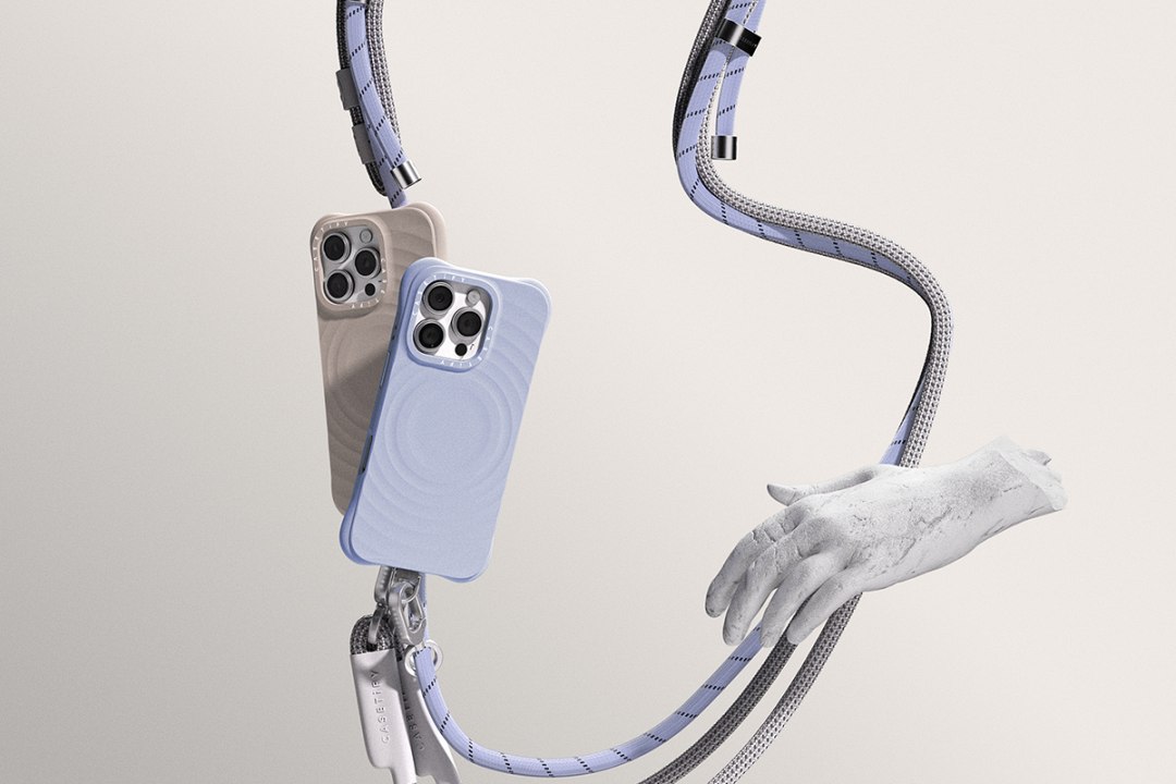 Essentials by CASETiFY™ 系列也同步推出新色波紋磁吸支架和保護殼,搭配手機背帶及金屬環扣讓攜帶更加便利