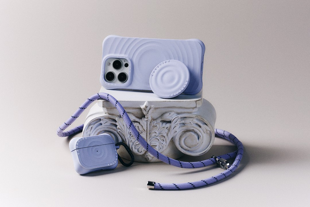 Essentials by CASETiFY™ 系列也同步推出新色波紋磁吸支架和保護殼,搭配手機背帶及金屬環扣讓攜帶更加便利