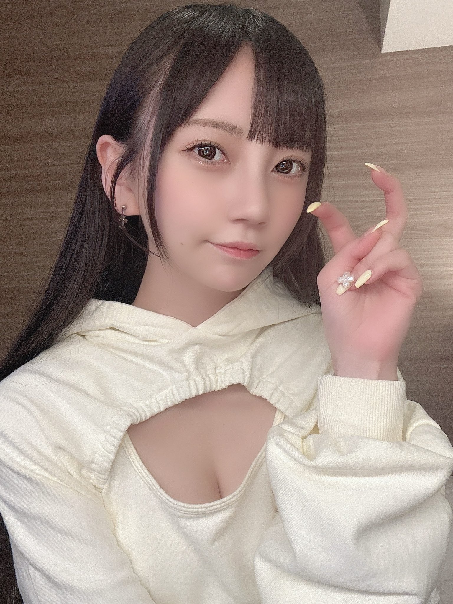 網友驚呼：好像洋娃娃！經紀人驚喜公開 七沢みあ 工作側拍，化妝嘟嘴大秀 