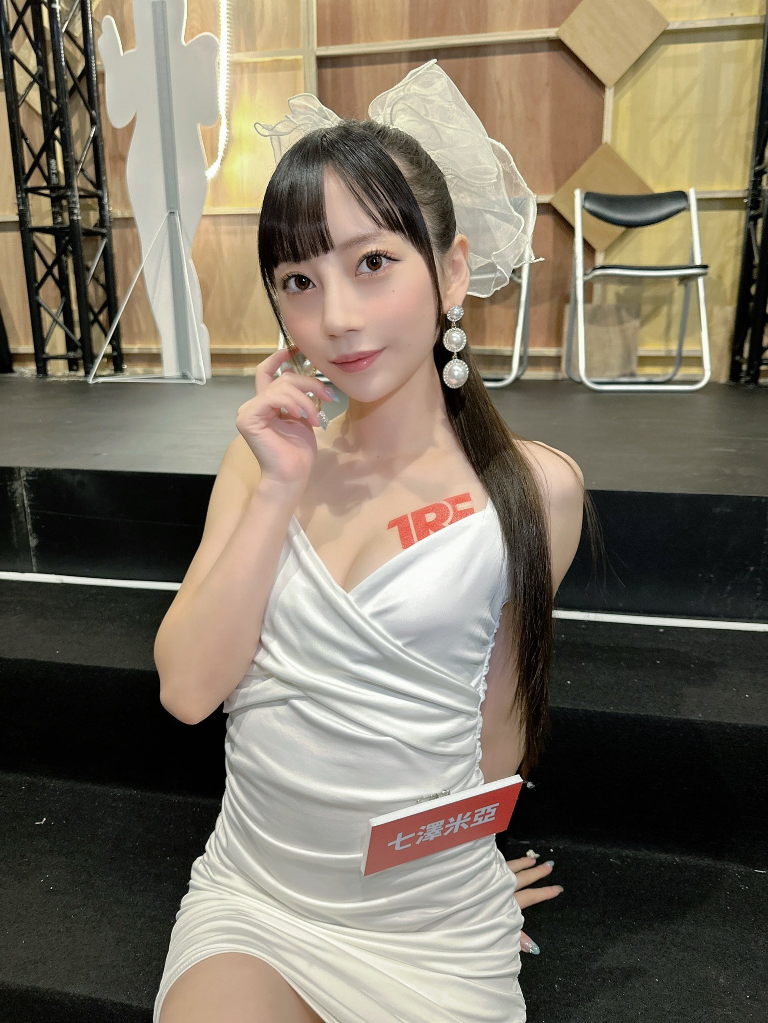 網友驚呼：好像洋娃娃！經紀人驚喜公開 七沢みあ 工作側拍，化妝嘟嘴大秀 