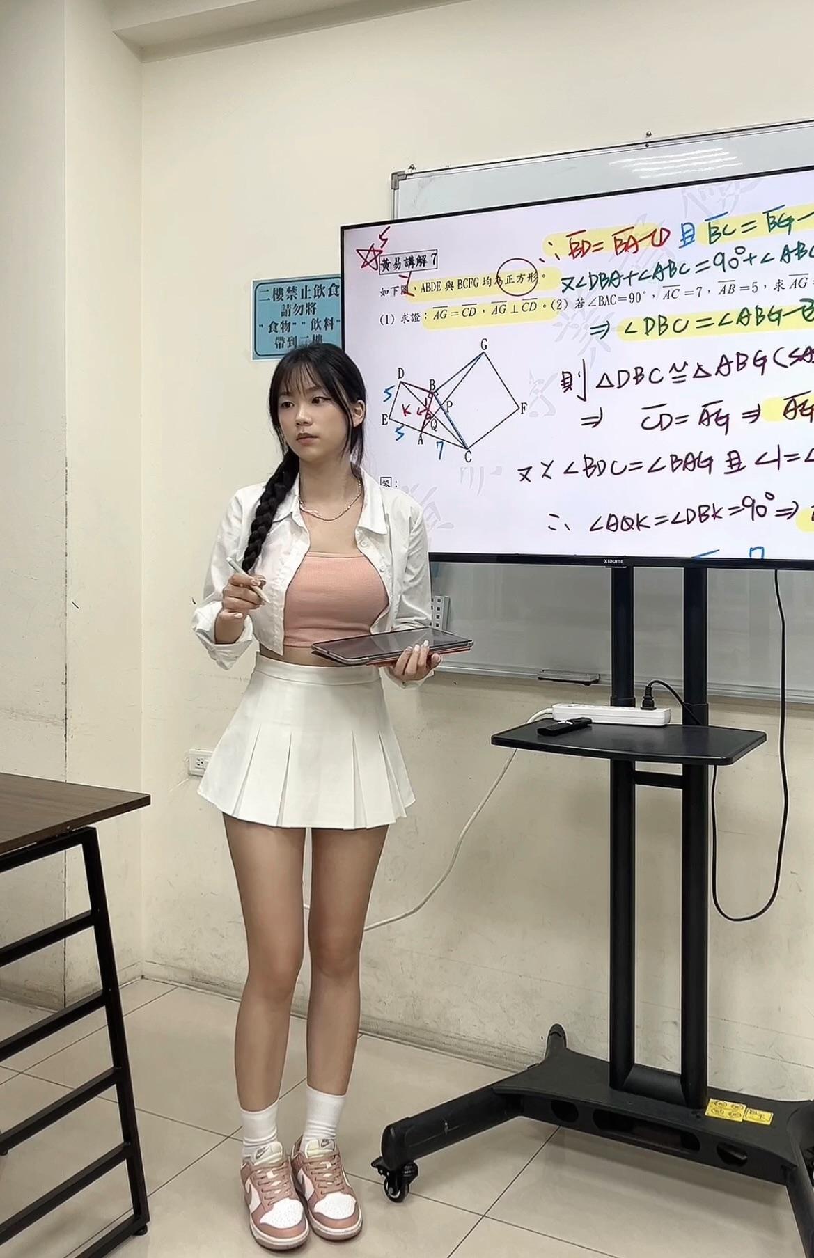 甜美童顏猶如女大生！補習班超漂亮「童老師」性感火辣！網暈：「要怎麼專心上課？！」