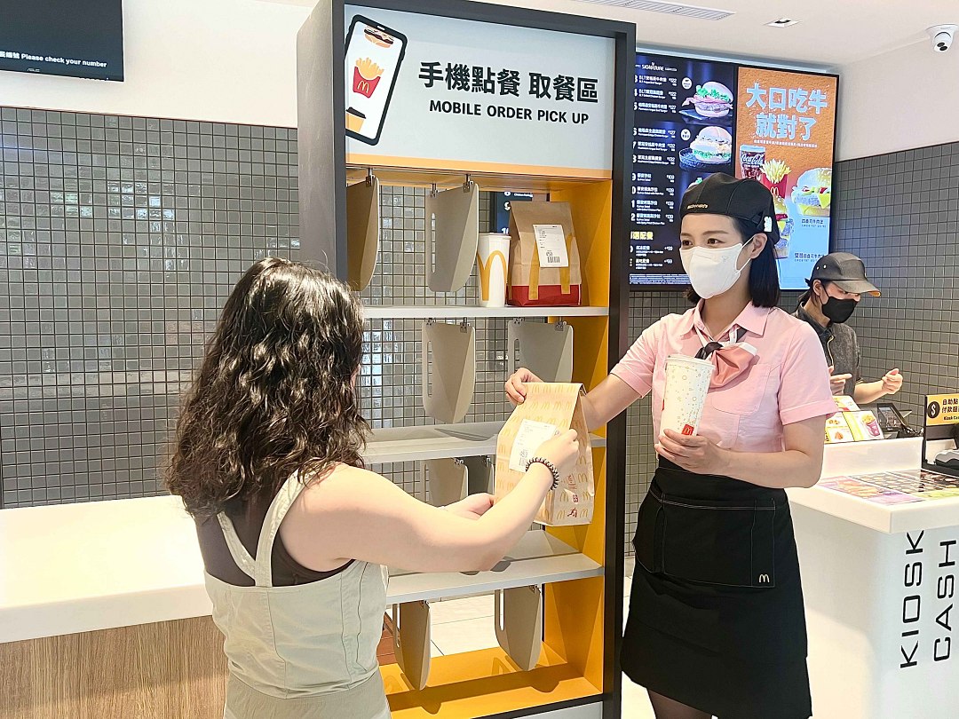 外帶使用「手機點餐」先點餐，收到取餐通知，即可至「手機點餐」專屬櫃檯取餐