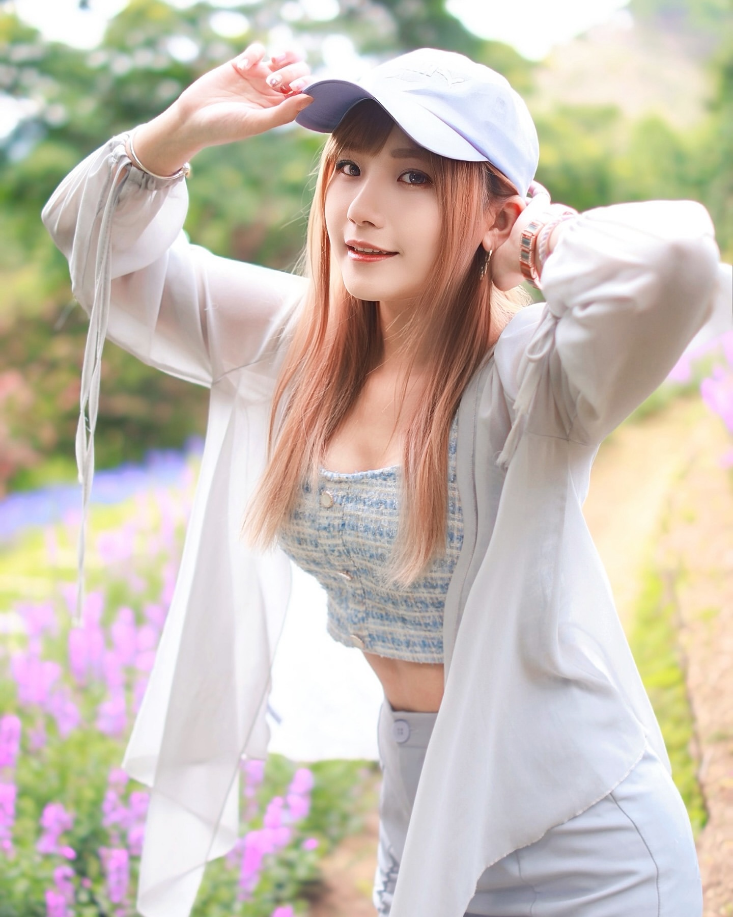 全台最辣社工師 Angeline 登上批踢踢表特版！亮麗外型驚豔鄉民，網友：「我急需社會救助！」