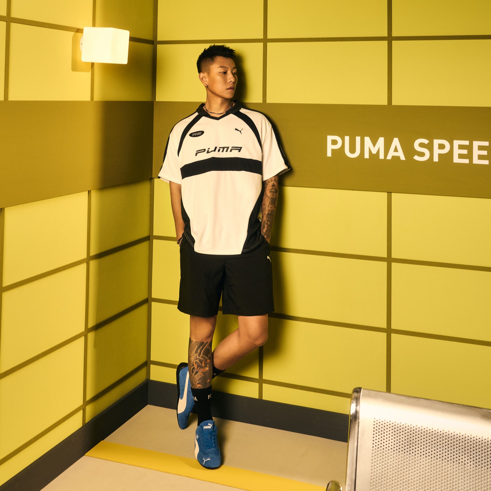 不只新歌有態度，穿搭也要狠！E.SO寶藍色潮流穿搭指南來襲！瘦子上腳PUMA SPEEDCAT，從街頭感到高級感一次掌握，輕鬆解鎖你的風格搭配公式！