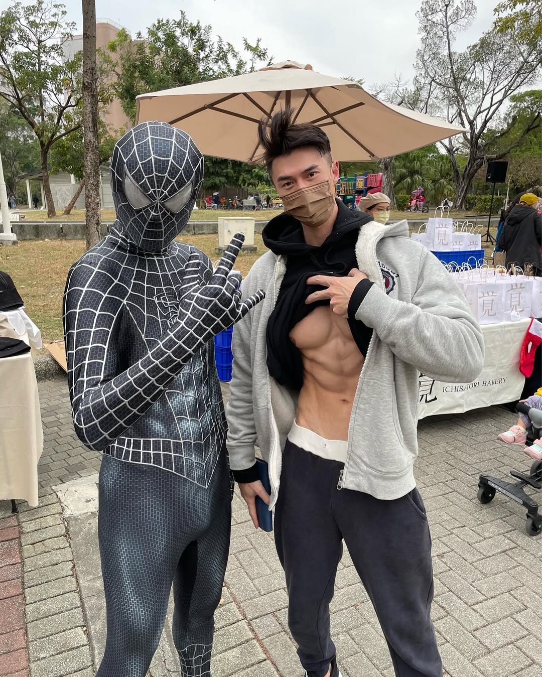 台灣也有男版 Pan Piano？超狂胸肌深情談琴，釣出 Pan Piano 本尊朝聖