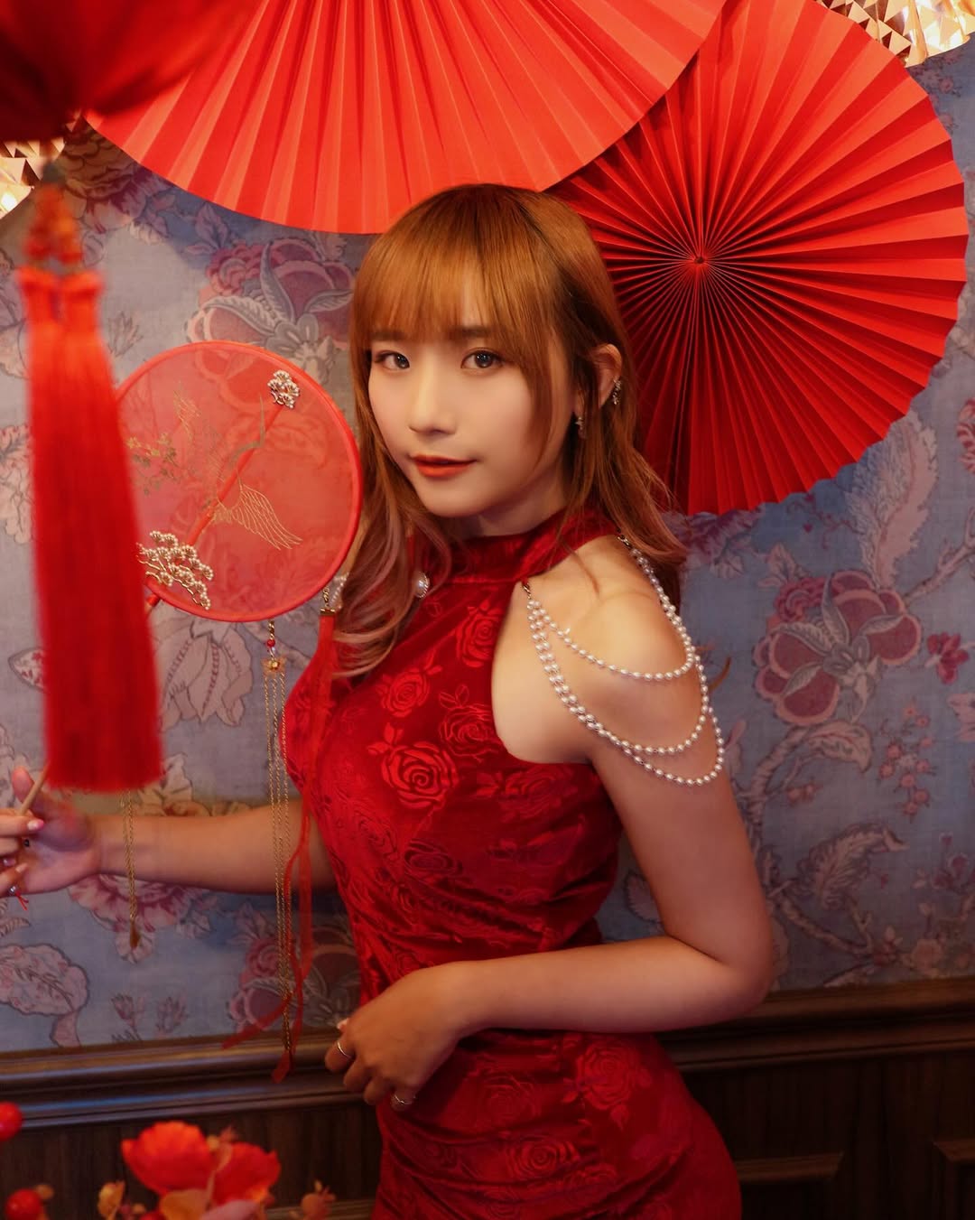 全台最辣社工師 Angeline 登上批踢踢表特版！亮麗外型驚豔鄉民，網友：「我急需社會救助！」