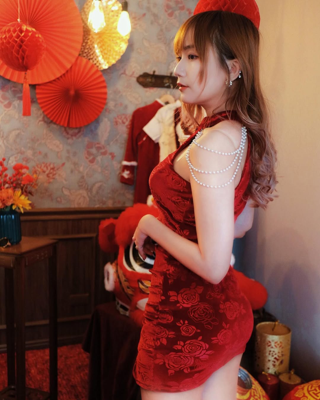 全台最辣社工師 Angeline 登上批踢踢表特版！亮麗外型驚豔鄉民，網友：「我急需社會救助！」