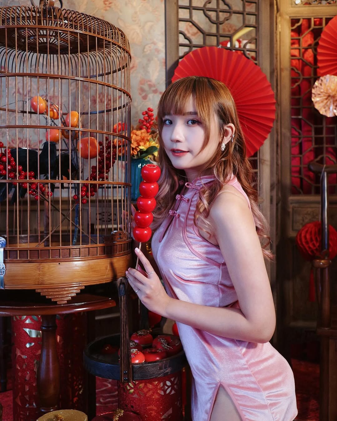 全台最辣社工師 Angeline 登上批踢踢表特版！亮麗外型驚豔鄉民，網友：「我急需社會救助！」