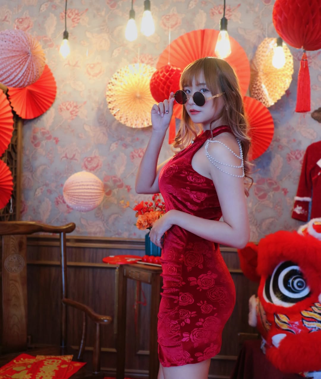 全台最辣社工師 Angeline 登上批踢踢表特版！亮麗外型驚豔鄉民，網友：「我急需社會救助！」