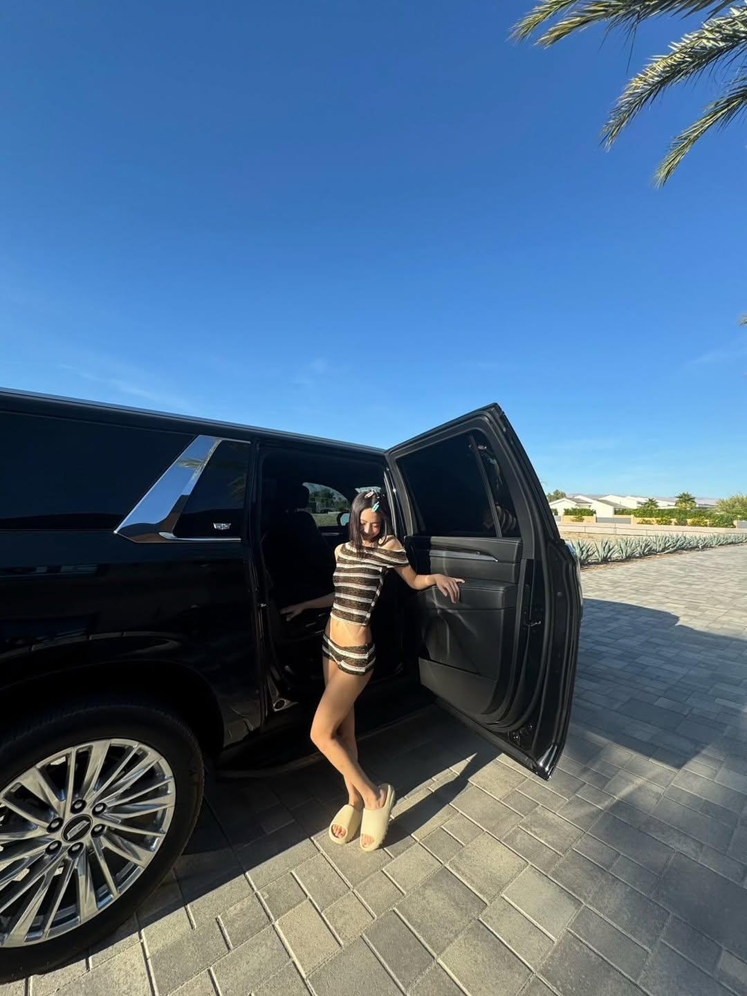 Jennie 媽媽最強直覺！低調現身 Coachella  見女兒一下台秒做這件事