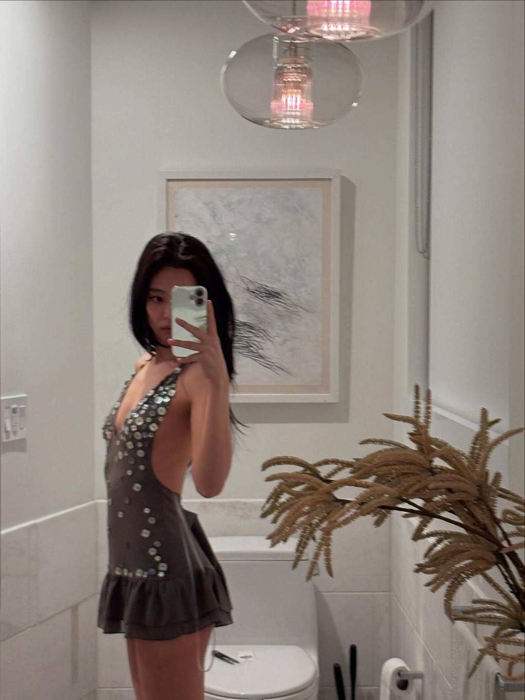 Jennie 媽媽最強直覺！低調現身 Coachella  見女兒一下台秒做這件事