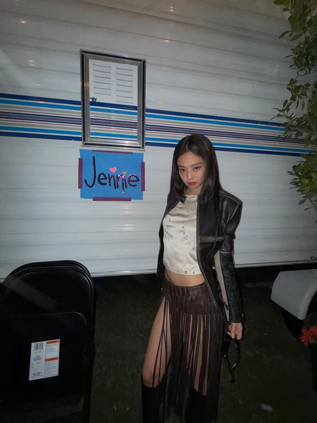 Jennie 媽媽最強直覺！低調現身 Coachella  見女兒一下台秒做這件事