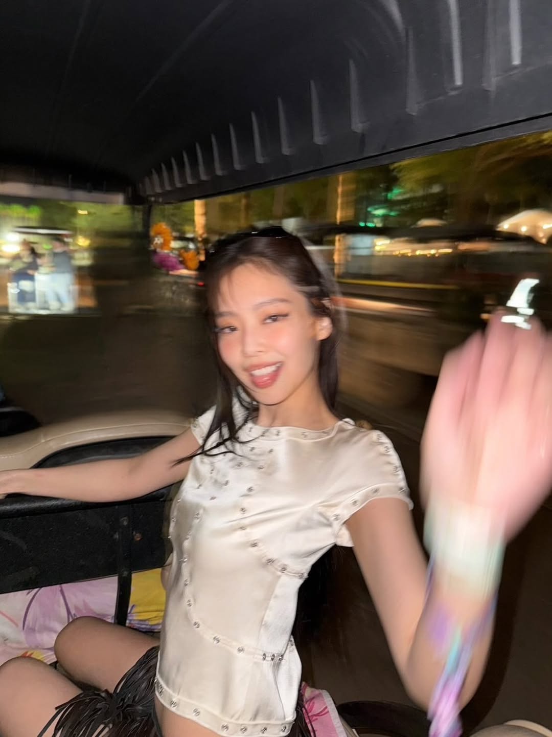 Jennie 媽媽最強直覺！低調現身 Coachella  見女兒一下台秒做這件事