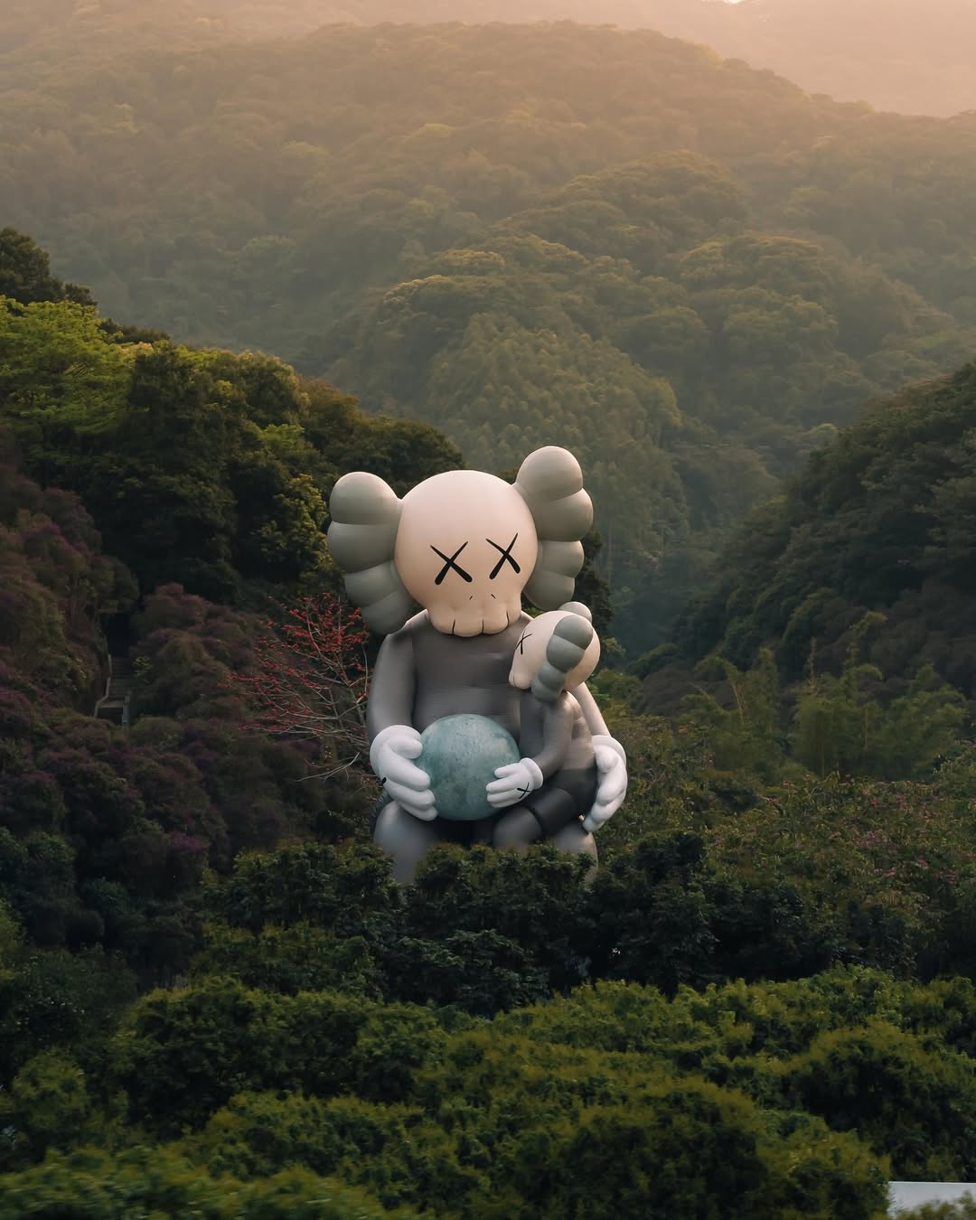 《KAWS:HOLIDAY》全新一站登陸曼谷，抱月亮巨大 Companion 雕塑超吸睛！