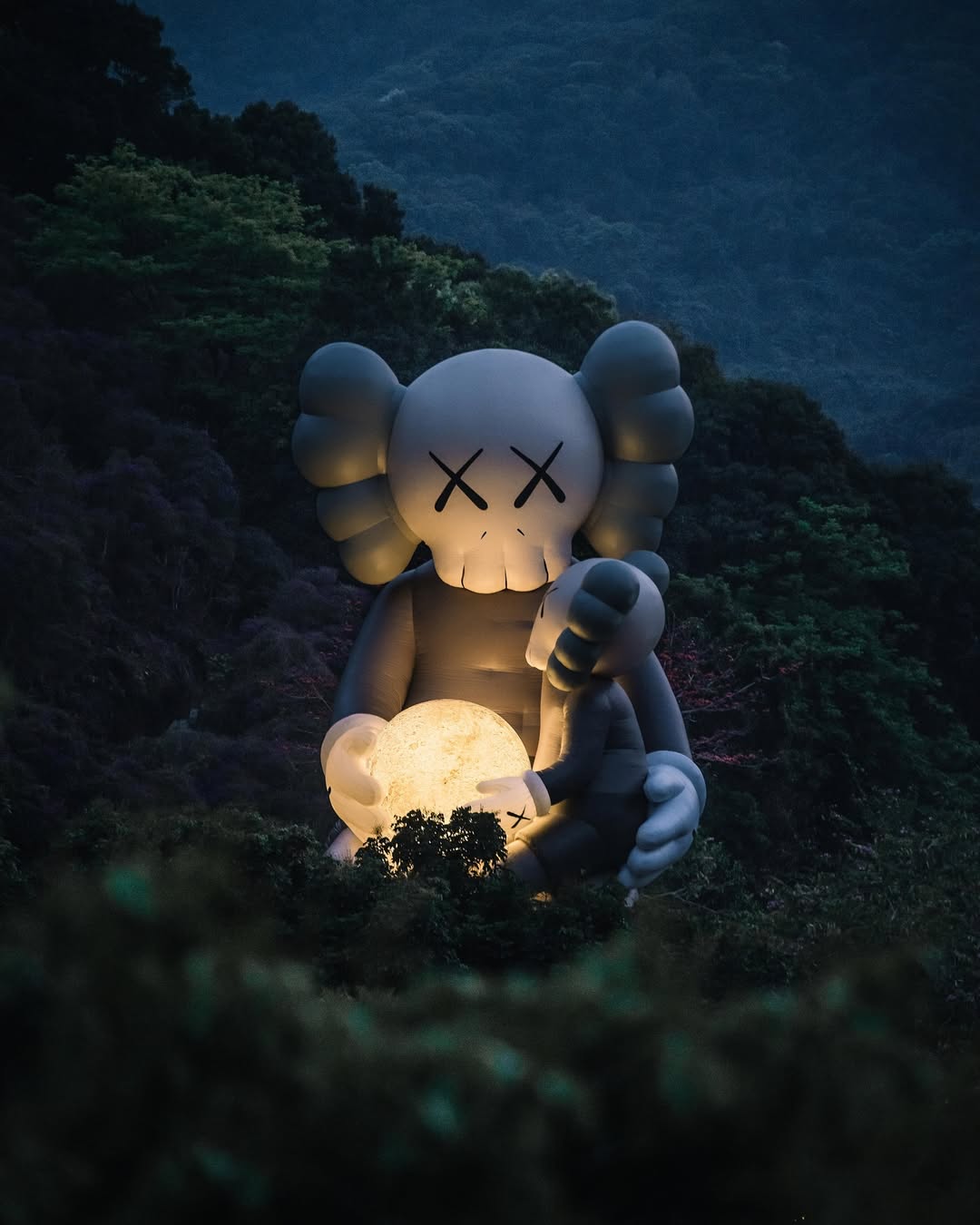 《KAWS:HOLIDAY》全新一站登陸曼谷，抱月亮巨大 Companion 雕塑超吸睛！
